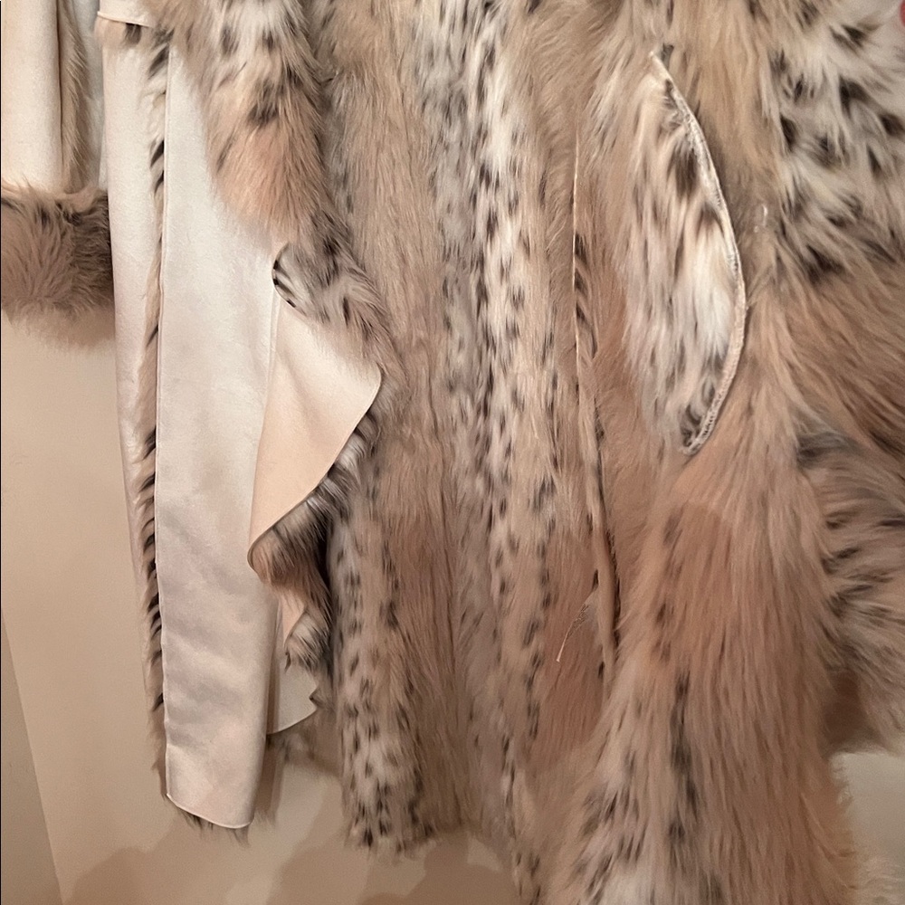 Donna Salyers. Fabulous Furs.  Faux Lynx Fur Trimmed Coat. Size S. Off White - Picture 8 of 9